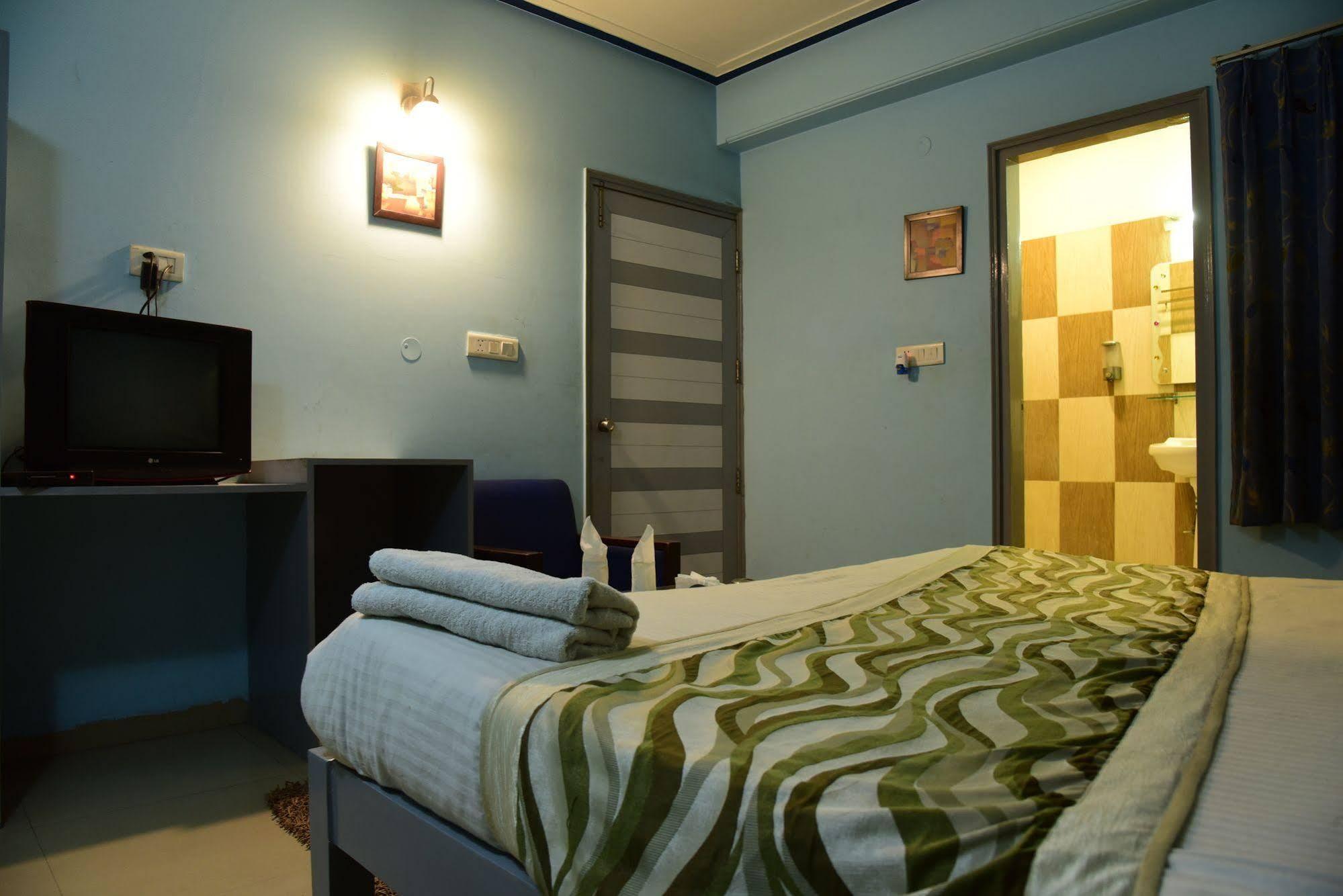 A Family Hotel Oppera Near Igi Airport Нью-Дели Экстерьер фото