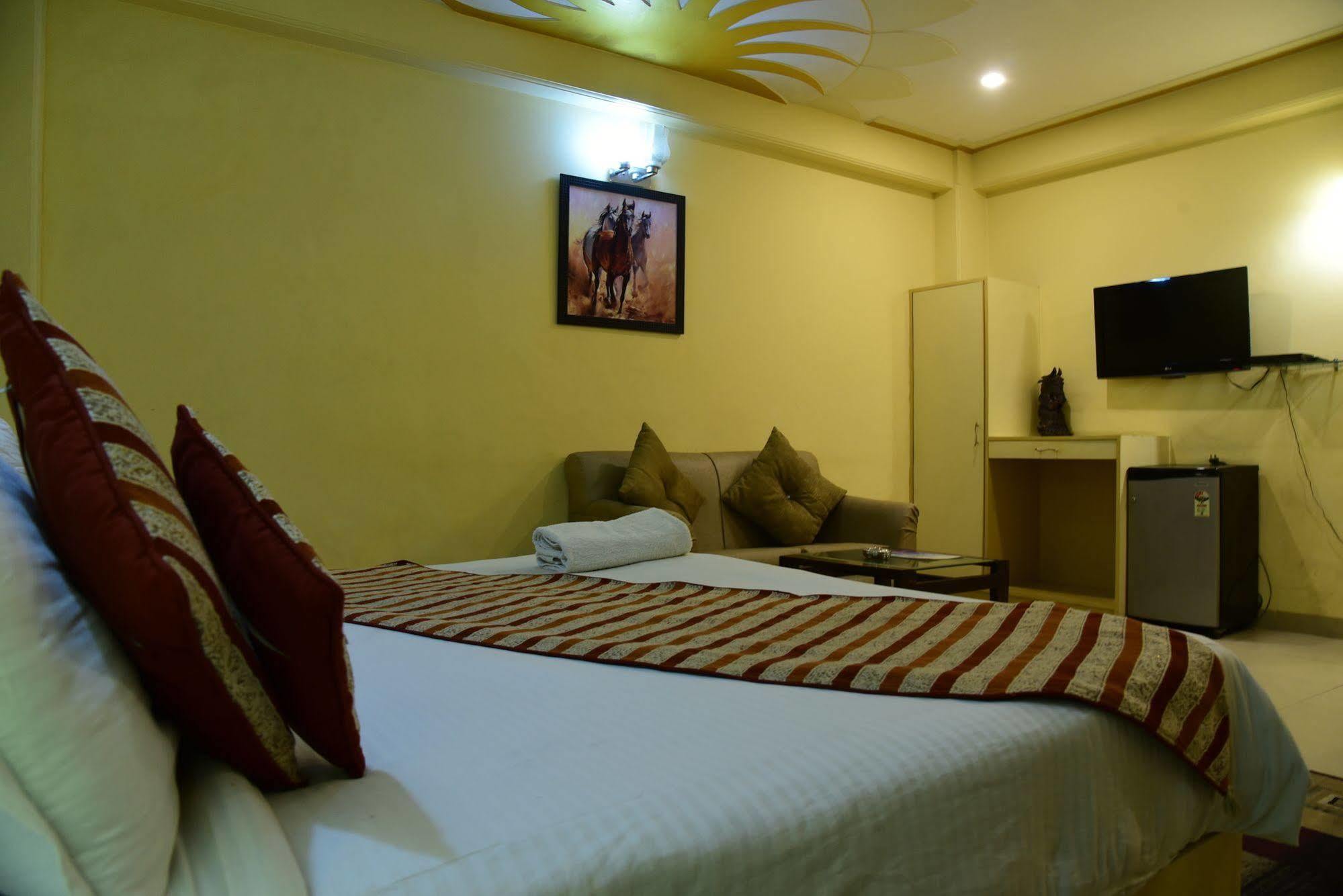 A Family Hotel Oppera Near Igi Airport Нью-Дели Экстерьер фото