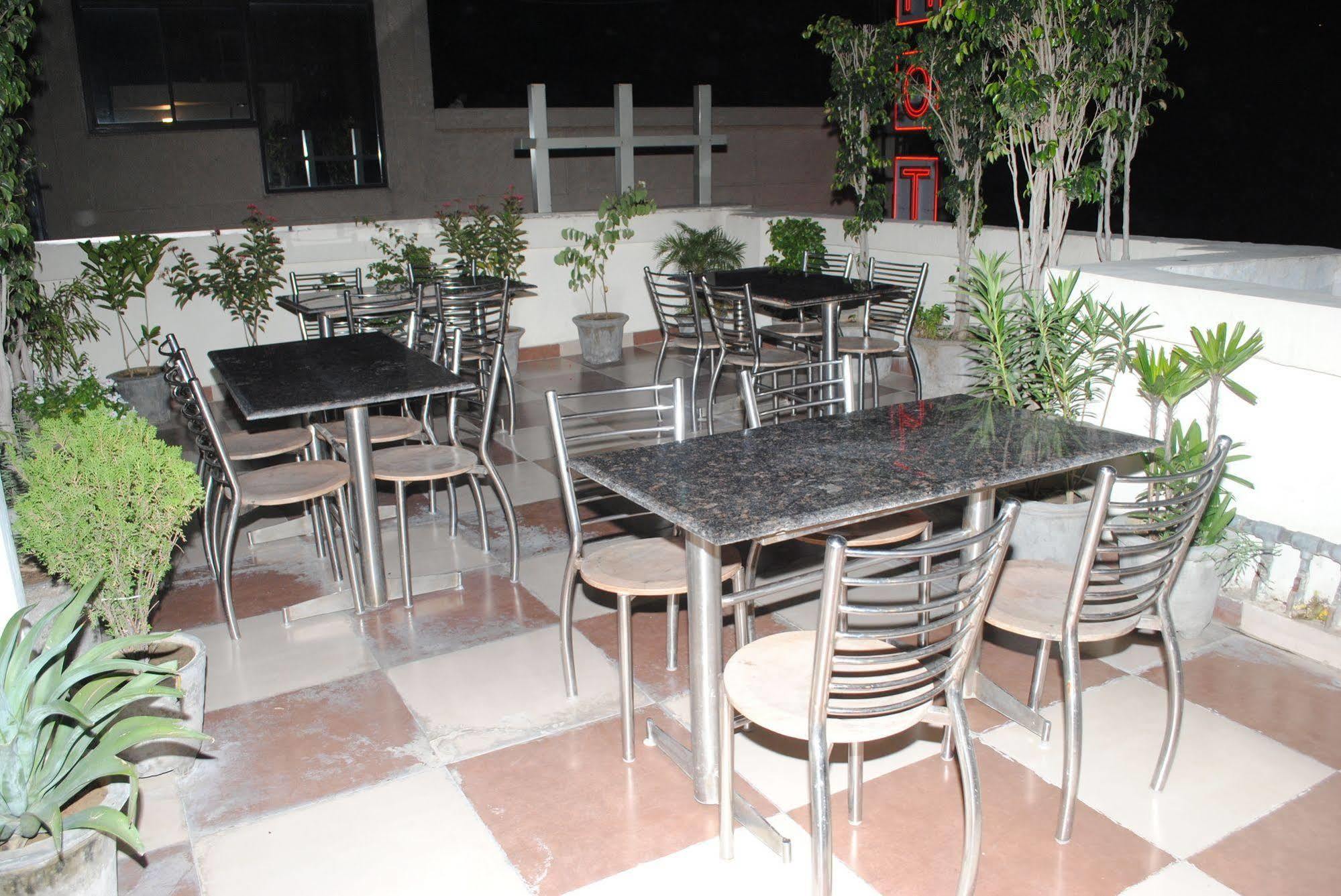 A Family Hotel Oppera Near Igi Airport Нью-Дели Экстерьер фото